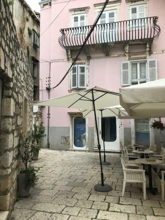 Rooms & Studio Apartments Sibenik Bagian luar foto
